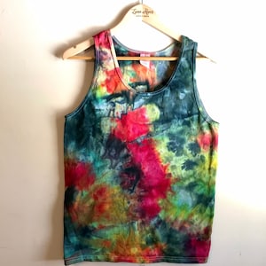 Pode incluir: Camisola de malha sem mangas tie-dye com um padr&atilde;o abstrato colorido em tons de vermelho, verde, amarelo e azul.