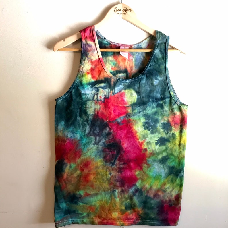 Pode incluir: Camisola de malha sem mangas tie-dye com um padr&atilde;o abstrato colorido em tons de vermelho, verde, amarelo e azul.