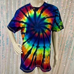 Maglietta Tie Dye / Maglietta nera arcobaleno / Uomo Donna Unisex S-3X / Idea regalo / Vestiti hippie