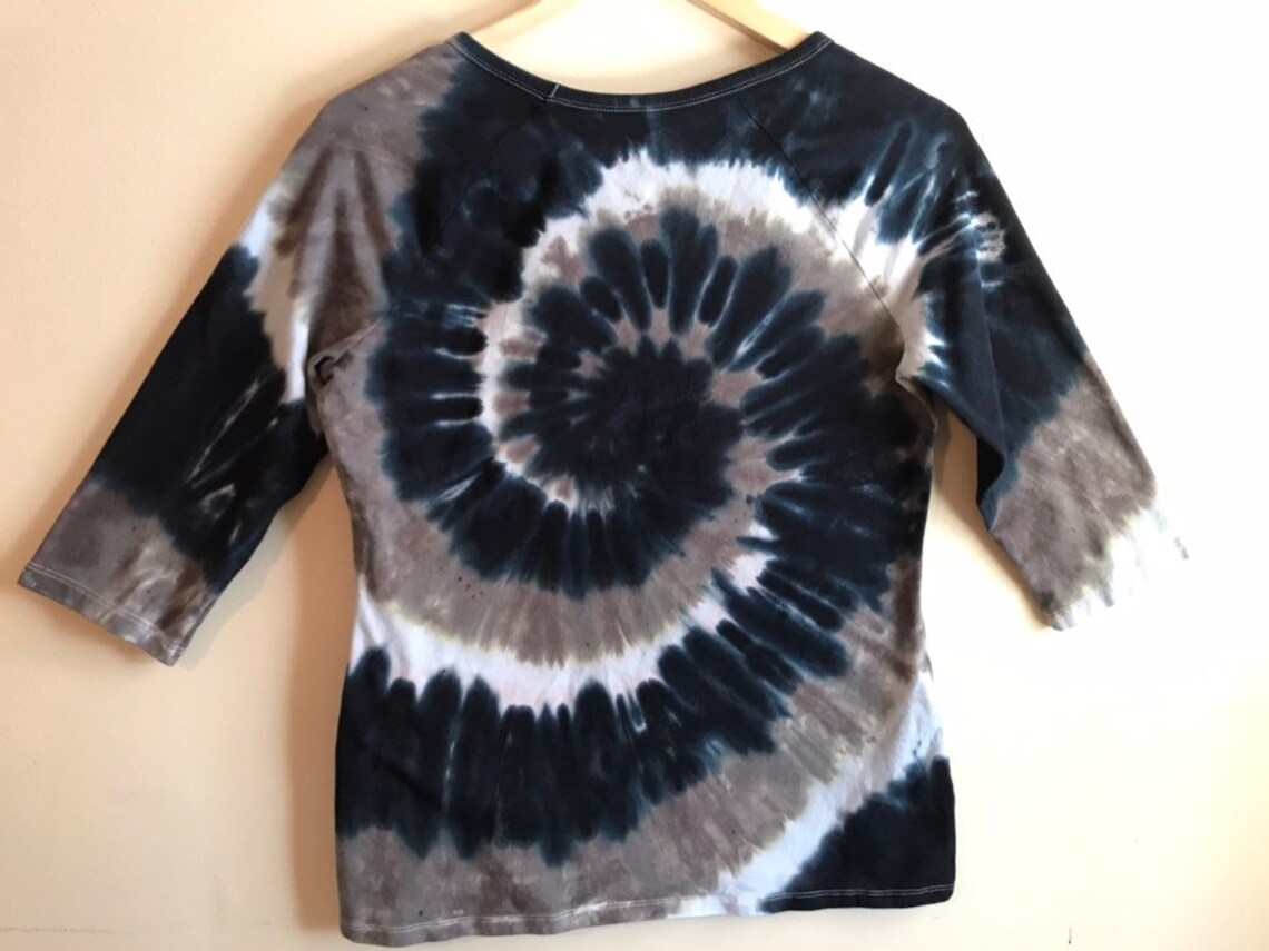 how to make a black and white tie dye shirt