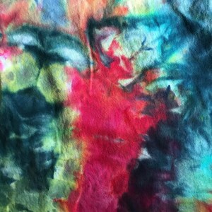 Pode incluir: Padr&atilde;o abstrato tie-dye em tons de azul, verde, vermelho e amarelo. O tecido tem uma textura enrugada.