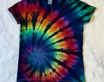 Koszula tie-dye / Tęczowa czerń / Top boho hippie / Damska koszulka z dekoltem w serek, gotowa do wysyłki
