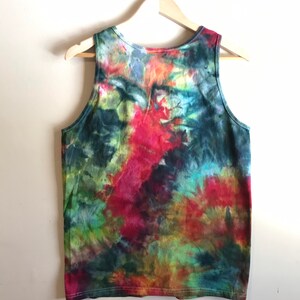 Pode incluir: Um top sem mangas tie-dye com um padr&atilde;o de redemoinho colorido em tons de vermelho, verde, azul e amarelo.