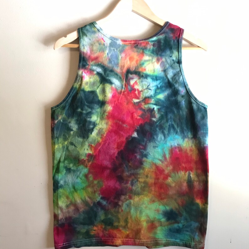 Pode incluir: Um top sem mangas tie-dye com um padr&atilde;o de redemoinho colorido em tons de vermelho, verde, azul e amarelo.