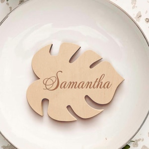 Lembrancinhas de casamento de madeira personalizadas, cartões de lugar com nome e folha de Monstera, configuração de nome de convidados personalizada, cartão de lugar com folha, decoração de casamento tropical
