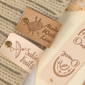 Etichette all'uncinetto con rivetti, etichette in similpelle da 2,5"x0,8", etichette in pelle con avvitamento personalizzate, etichette personalizzate per articoli di maglieria, etichette fatte a mano