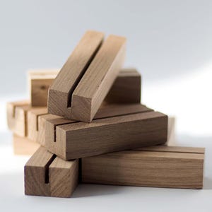 Bruiloft houten tafeldecor, walnoot kaartstandaards, tafelnummerhouders, aangepaste fotokaartstandaards, naamkaartjehouders, uitnodigingskaartstandaards