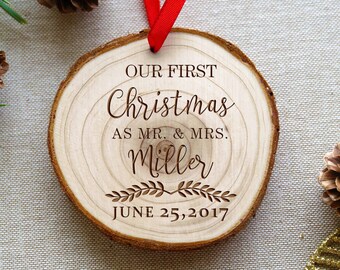 Adornos navideños personalizados, adorno de madera para la primera Navidad, regalo de Navidad para recién casados, adorno de madera para colgar en el árbol de Navidad