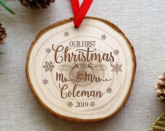Adornos navideños personalizados, adorno de madera para la primera Navidad, regalo de Navidad para recién casados, adorno de madera para colgar en el árbol de Navidad
