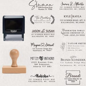 Puede incluir: Un sello negro Trodat con mango y base de madera, junto con varios ejemplos de direcciones manuscritas. Las direcciones incluyen nombres y detalles de la calle, ideal para papelería personalizada o uso comercial.