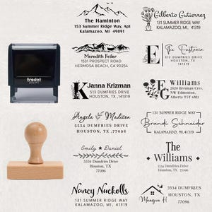 Könnte beinhalten: Ein Adressstempel aus Holz mit einem hellbraunen Griff und einem schwarzen Stempelkissen. Das Bild zeigt auch Beispiele für individuelle Adressstempel mit verschiedenen Schriftarten und Designs.