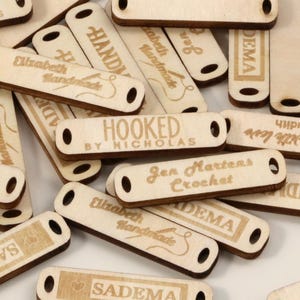 Gepersonaliseerde houten labels, houten labels van 1,5 x 38 inch, aangepaste handgemaakte labels, labels voor breiwerk, houten labels met gaten, gegraveerde houten labels