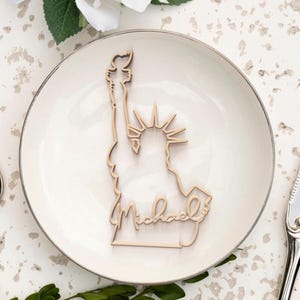 Cartões de lugar personalizados com nome da Estátua da Liberdade, nome de lugar de mesa personalizado, cartão de lugar com nome para festa do Dia da Independência, cartão de lugar de madeira com nome