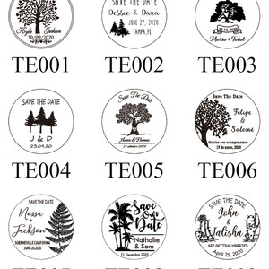 Puede incluir: Nueve sellos redondos, en blanco y negro, para guardar la fecha de la boda con diferentes dise&ntilde;os. Cada sello presenta un &aacute;rbol, un coraz&oacute;n y el texto "Save the Date" con los nombres de la pareja y la fecha de la boda.
