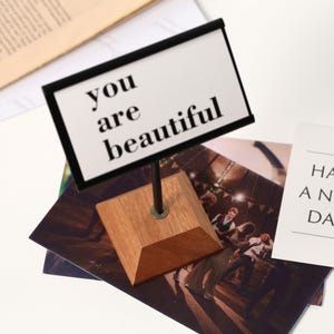 Porta-cartões de nogueira, suportes para etiquetas de preço, suportes para etiquetas de nome, porta-cartões de festa, decoração de mesa de casamento, suportes para mini cartões de fotos de ídolos