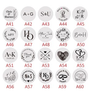 Puede incluir: Una colecci&oacute;n de pegatinas redondas blancas con texto y dise&ntilde;os en negro. Las pegatinas presentan iniciales, nombres, fechas y elementos decorativos como corazones, hojas y anillos. Ideal para bodas o eventos.