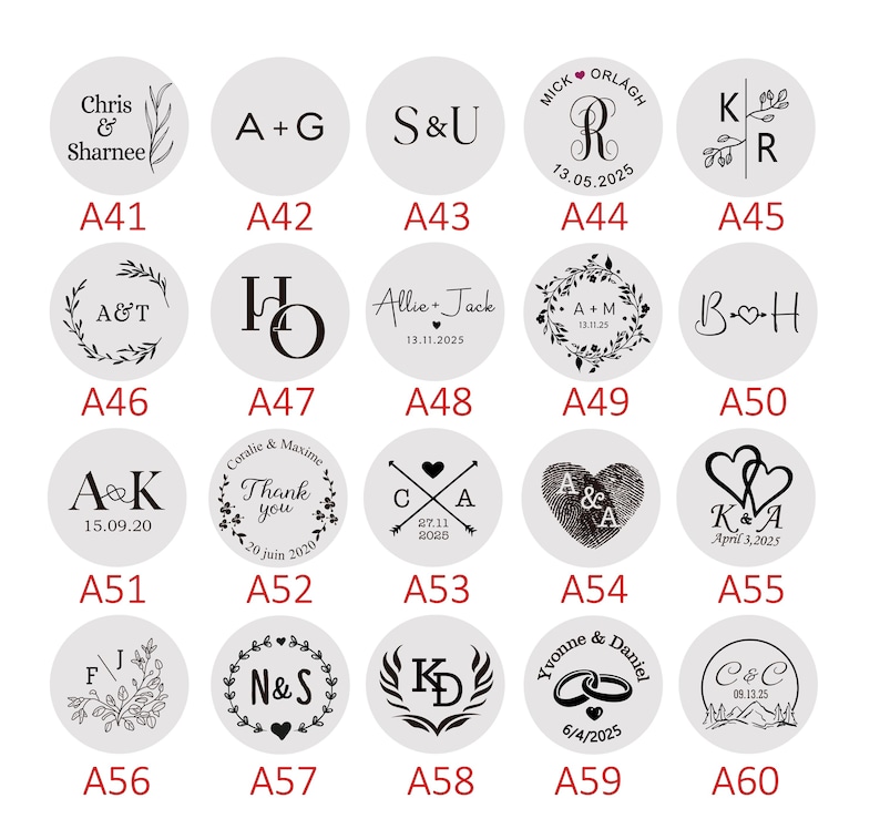 Puede incluir: Una colecci&oacute;n de pegatinas redondas blancas con texto y dise&ntilde;os en negro. Las pegatinas presentan iniciales, nombres, fechas y elementos decorativos como corazones, hojas y anillos. Ideal para bodas o eventos.