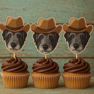 Könnte beinhalten: Drei Cupcakes mit Schokoladenfrosting und Hund-Themen-Toppern mit Cowboyhüten. Die Topper zeigen einen schwarz-grauen Hund mit braunen Augen. Die Cupcakes haben eine hellbraune Kuchenbasis.