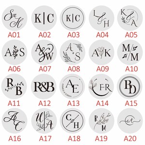 Puede incluir: Una colecci&oacute;n de veinte dise&ntilde;os de sellos de cera circulares, cada uno con iniciales y elementos decorativos &uacute;nicos. Los sellos est&aacute;n dispuestos sobre un fondo gris claro, con un c&oacute;digo correspondiente para cada dise&ntilde;o.
