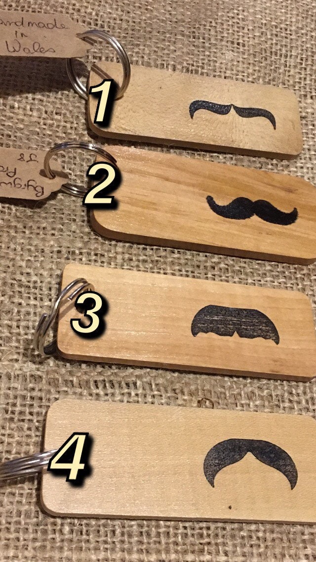 Porte-clés Moustache Rouge (Handlebar Mustache) - Occasion Très Bon état, Marque Unbranded