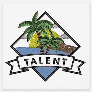 Op de afbeelding: Geborduurde patch met een tropische scène met palmbomen, een gele zon en blauw water. Het woord "TALENT" staat op een banner eronder, alles in een zwarte diamantvorm.
