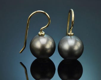 Boucles d'oreilles en perles de culture de Tahiti, montées sur or 585, fabriquées à la main dans notre atelier.