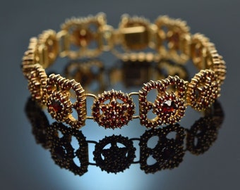 Preciosa pulsera de granates realizada en plata bañada en oro 900, de alrededor de 1980.