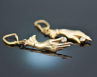 Earrings in the shape of a hand gold 750 and 333 were created around 1950