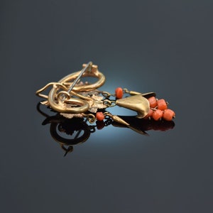 Biedermeier grape brooch with salmon coral in rose gold 333 around 1860 image 4