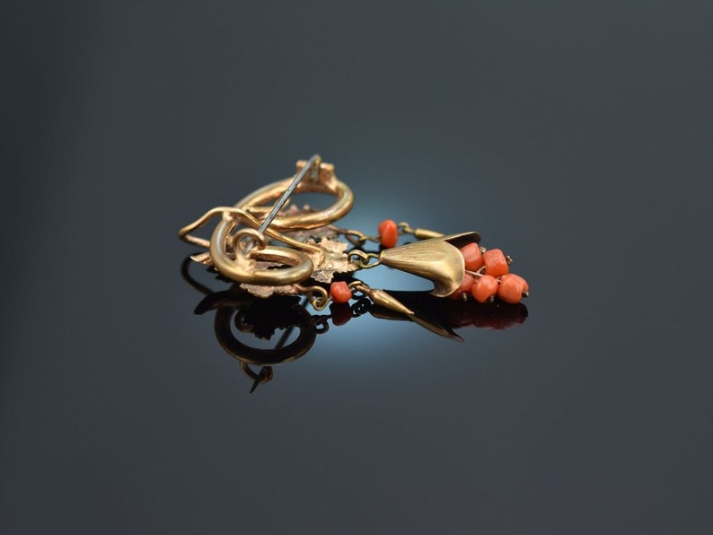 Biedermeier grape brooch with salmon coral in rose gold 333 around 1860 image 4