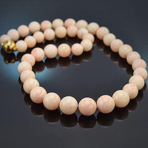 Angel skin coral necklace with diamonds and clasp in yellow gold 585
