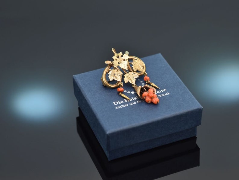 Biedermeier grape brooch with salmon coral in rose gold 333 around 1860 image 6
