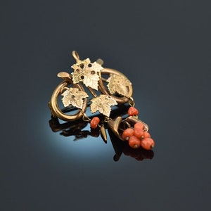 Biedermeier grape brooch with salmon coral in rose gold 333 around 1860 image 2