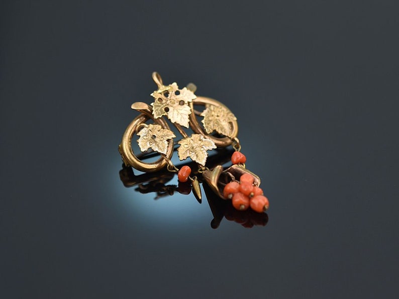 Biedermeier grape brooch with salmon coral in rose gold 333 around 1860 image 2