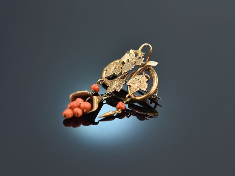 Biedermeier grape brooch with salmon coral in rose gold 333 around 1860 image 3