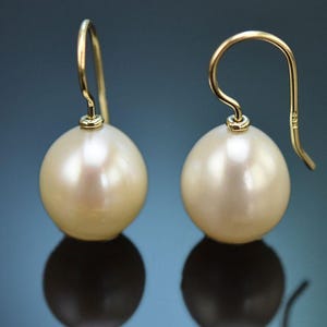 From our workshop! Large, precious cultured pearl earrings in 585 gold
