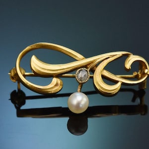 Beautiful jugenstil brooch with orient pearl and diamond in yellow gold 585 around 1900