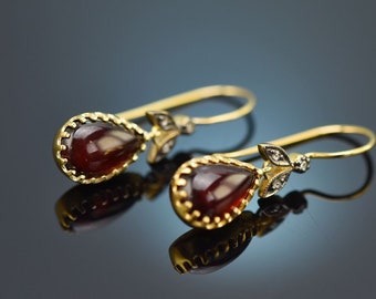 Fine earrings with garnet and diamonds made of 375 gold and silver England around 1990