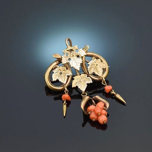 Biedermeier grape brooch with salmon coral in rose gold 333 around 1860 image 1