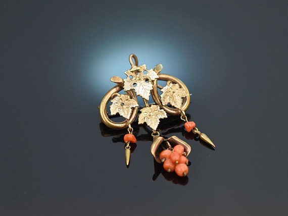 Biedermeier Trauben Brosche mit Lachs Korallen aus Rosé Gold 333 um 1860