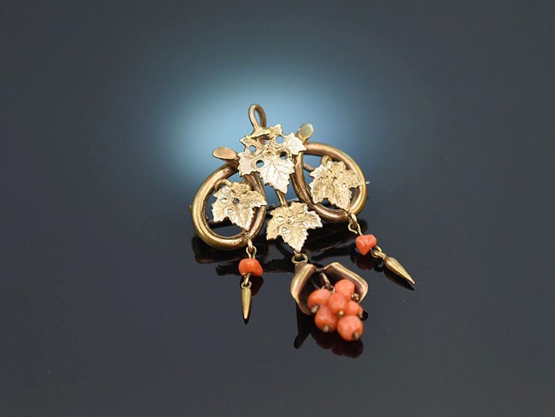 Biedermeier grape brooch with salmon coral in rose gold 333 around 1860 image 1
