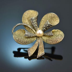 Könnte beinhalten: Rustikales Holzschild mit dem Text "Welcome to our home" in weißen Buchstaben. Das Schild hat eine Used-Optik und ein schlichtes, einladendes Design, ideal für die Dekoration der Haustür.