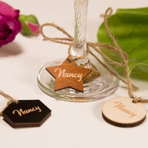 Dijes de vino de madera personalizados al por mayor, Etiquetas de vidrio minimalistas con nombre, Paquete de marcadores de bebidas personalizados, Juego de pequeños dijes de champán cortados con láser