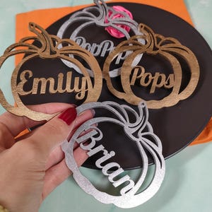 Kürbis Namenskarten in loser Schüttung, kundenspezifische Erntedank-Tischkarten aus Holz, Gold- und Silberkürbistischdekoration, Erntedank-Gastgeschenke