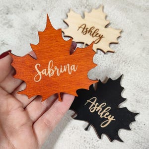 Ahornblatt Platzkarte individuell graviert, Thanksgiving Namensschild Bündel, Herbstblatt Geburtstag Sitzkarte, Gastgeschenke aus Holz für die Thanksgiving-Party