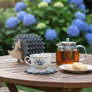 Uroczy stojak z jeżem i filcowymi podstawkami, Przytulne przybory kuchenne, Podkładki na kubki w kształcie zwierząt z uchwytem, Prezent na przyjęcie herbaciane, Dekoracja kuchni, Prezent na parapetówkę