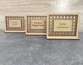 Rotan bruiloft tafelbord, op maat gemaakt vierkant voedselbord voor buitenbruiloft, houten buffetetiketten op standaard, cateringkaarten, boho-maaltijdtags