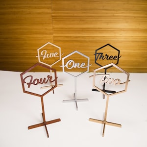 Sechseck Tischnummern für Hochzeit, Event Tischaccessoires, individuelles Tischschild, lange Tischnummer für Taufe, Holzgeburtstag Tischnummer