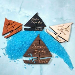 Tarjetas de mesa para bodas costeras, marcadores de sitio con motivos náuticos grabados, decoración de mesa para bodas junto al mar, recuerdos de fiesta tropicales personalizados, etiquetas de cumpleaños con motivos marinos