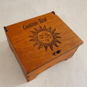 Personlig trälåda med tarotkort, orakelkorthållare med graverad sol, förvaringslåda för spådomsverktyg med lock, present till tarotälskare